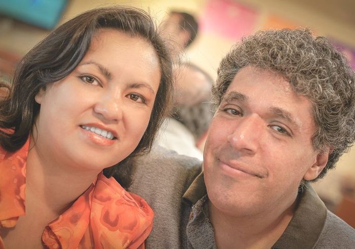 disfrutando de un café