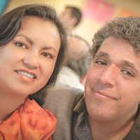 disfrutando de un café