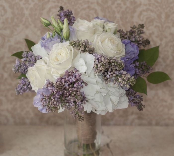 Flores blancas y lilas con lavanda