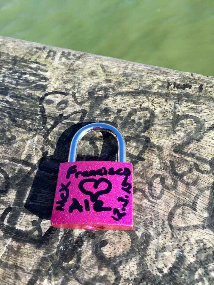 ¡Escribe sus nombres en el candado del amor! - 1