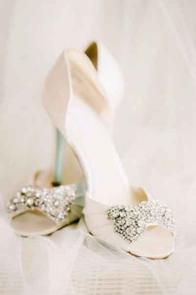 Zapatos blancos con detalle