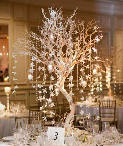 Árbol blanco con decoración 