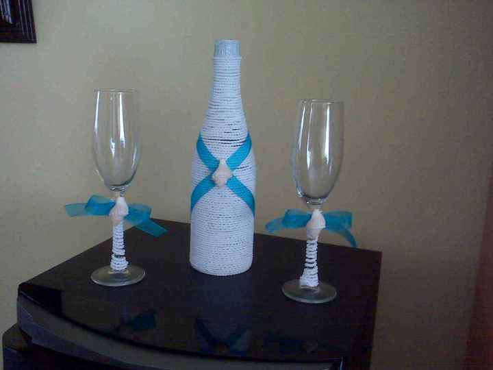 mis copas y la botella para la boda