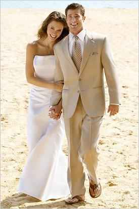 novios en playa  abrazados