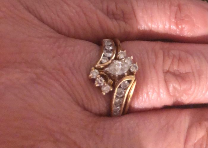 📸 Publica una foto mostrando su anillo de compromiso o alianza de boda 10