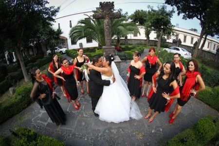 Las damas de negro y rojo