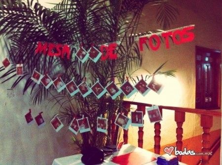 Mesa de fotos usando polaroid