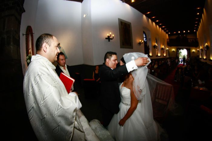 El novio levanta el velo