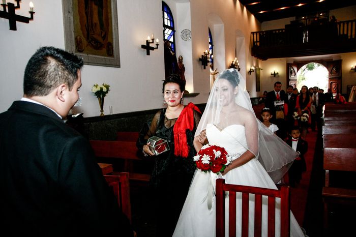 Novia velada llegando con el novio