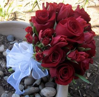 Ramo de rosas rojas con tulipanes