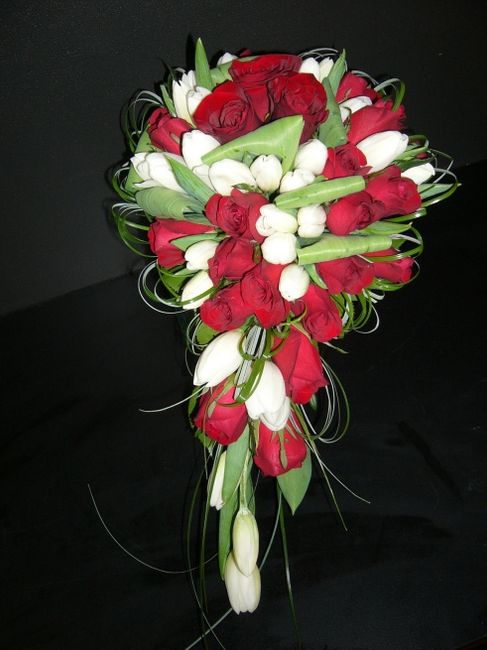 Ramo de rosas con tulipanes