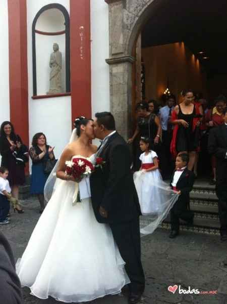 Beso afuera de la iglesia