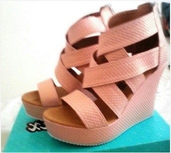 ZAPATOS ESTILO BOTIN CON PLATAFORMA.