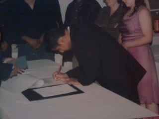 mi marin firmando 