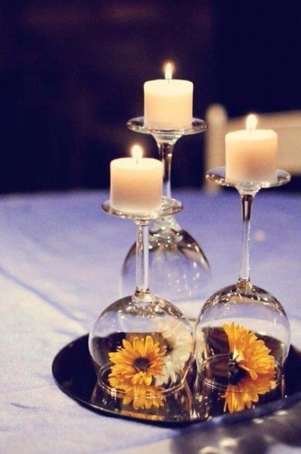 Centro de mesa con velas y copas