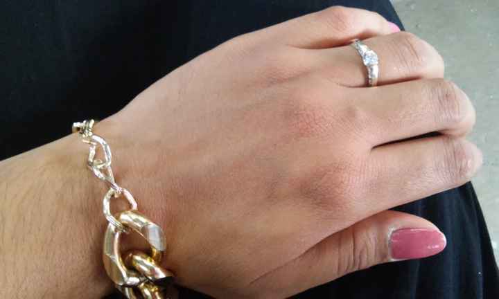 Presumiendo mi anillo :)