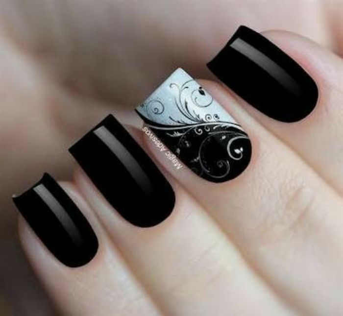 Uñas en color negro 1