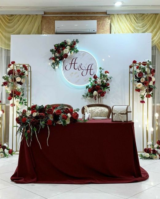 Mesa principal en tonos oscuros 3