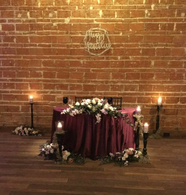 Mesa principal en tonos oscuros 9