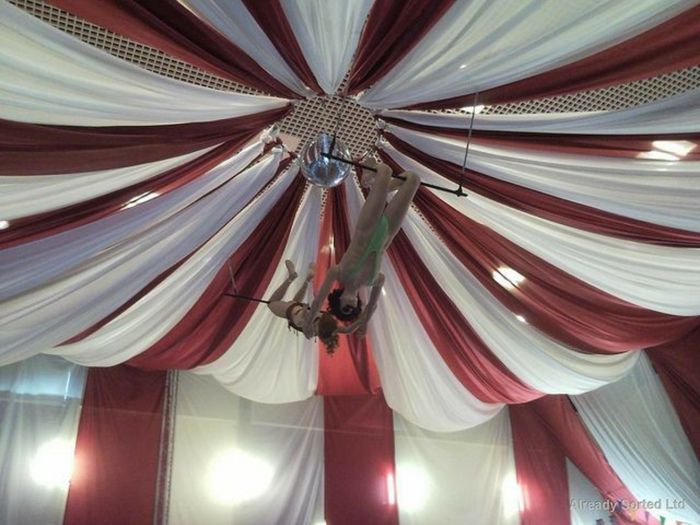 Decoración con telas en el techo del salón 10