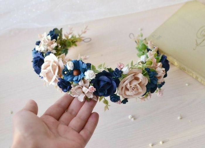 Tocados y coronas en colores oscuros 8