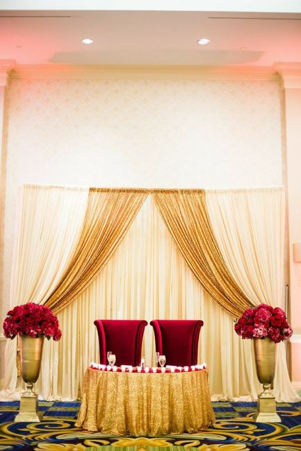 Mesa principal de novios rojo y dorado - 6