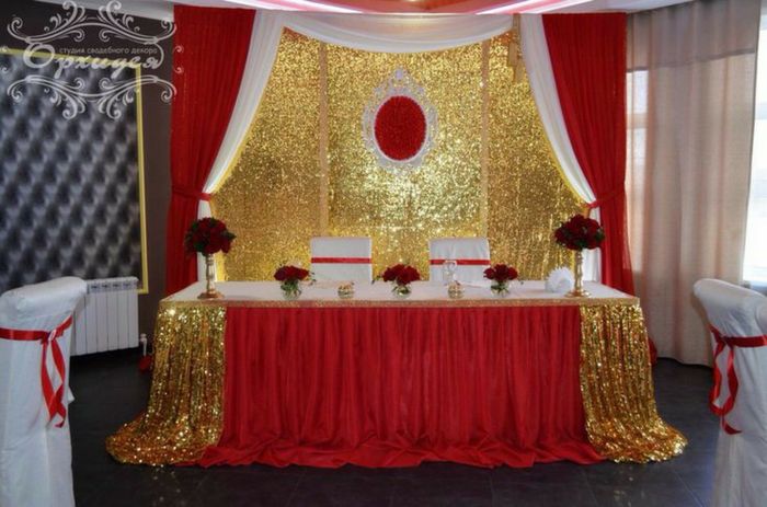 Mesa principal de novios rojo y dorado - 7