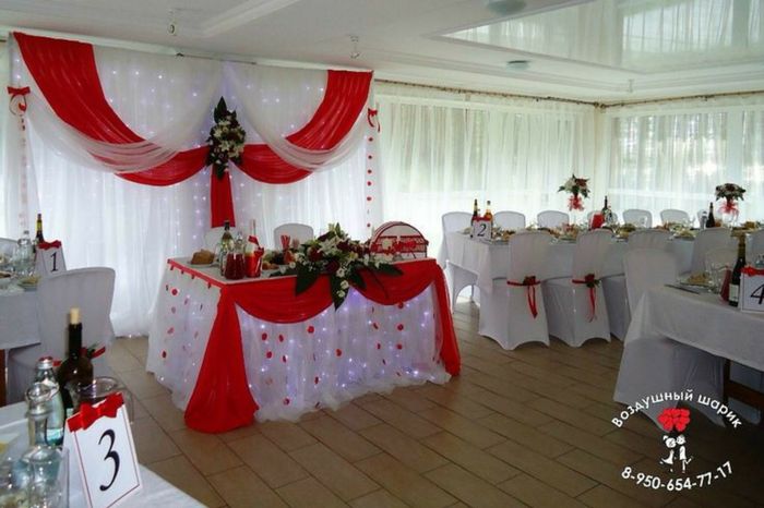 Mesa principal de novios rojo y dorado - 8