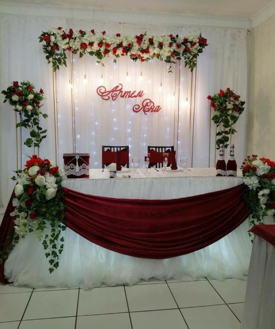 Mesa principal de novios rojo y dorado - 11