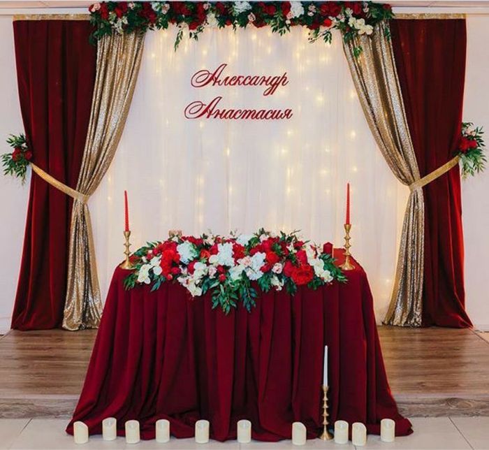 Mesa principal de novios rojo y dorado - 12