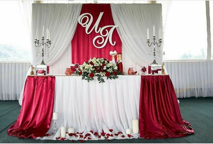 Mesa principal de novios rojo y dorado - 13