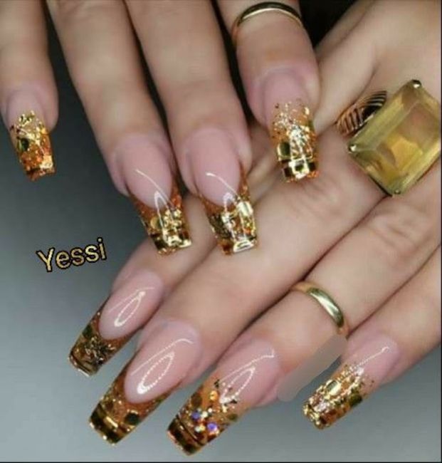 Uñas doradas para novia 2