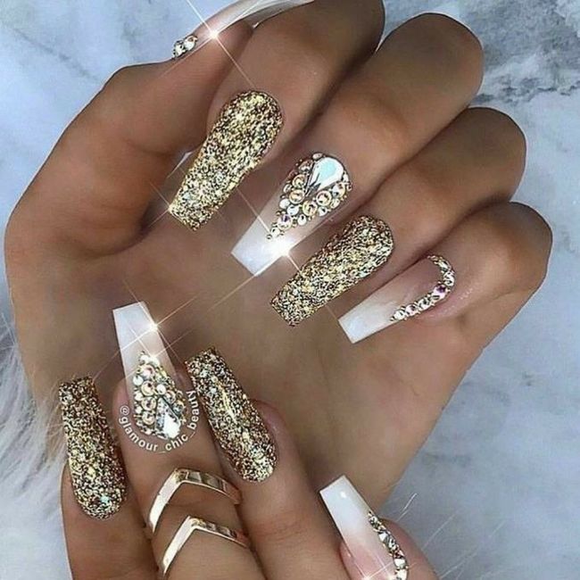 Uñas doradas para novia 4