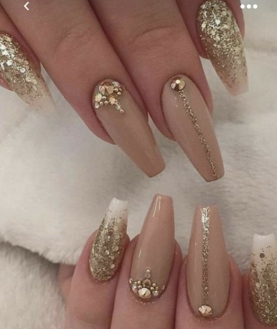 Uñas doradas para novia 6