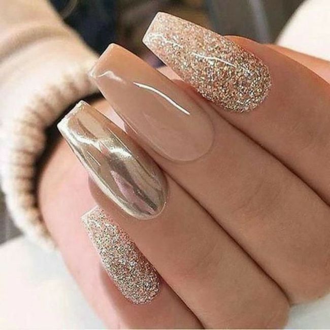 Uñas doradas para novia 8