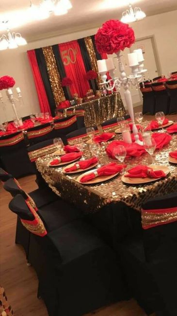 Mantelería roja y dorada 1