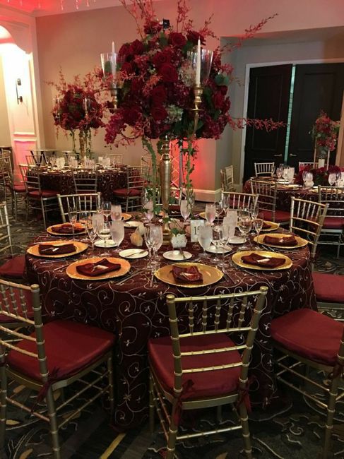 Mantelería roja y dorada 8