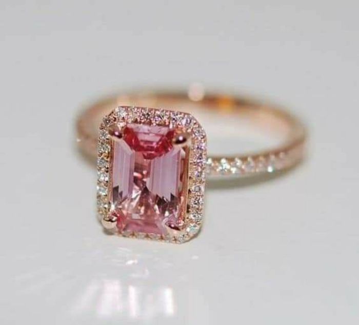 Anillos de compromiso con piedra en color rosa 6