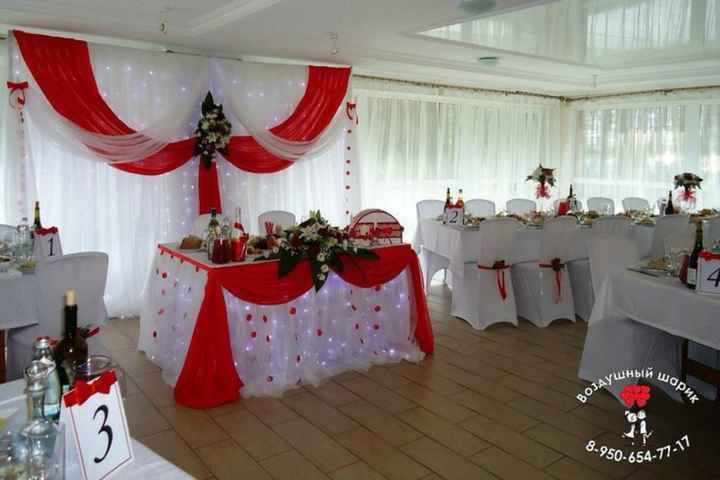 Mesa principal de novios rojo y dorado - 8