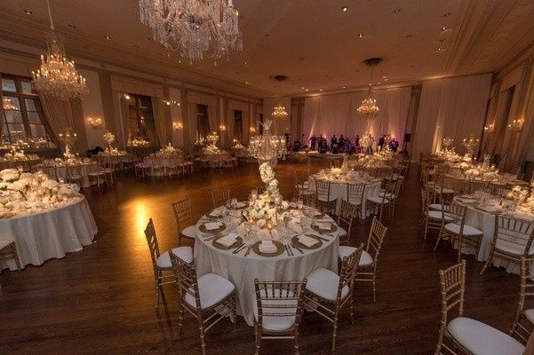 _Montaje general de mesas en acentos dorado