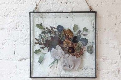 Preservar el ramo cómo pressed flower en un marco con doble cristal. 