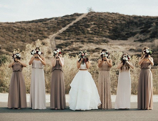 Colores neutrales para tus damas de honor, vestidos holgados y ligeros de telas vaporosas.