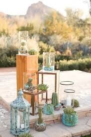 Decoraciones minimalistas de madera y cactus.