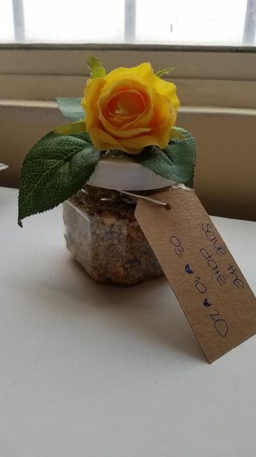 Botes de plástico, las etiquetas son de papel craft