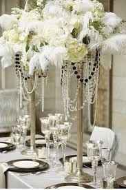 Centros de mesa altos con plumas y perlas