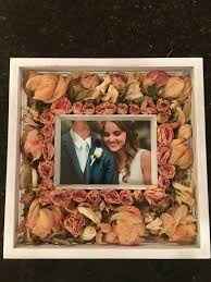 Preservar las flores secas en una caja con tapa de cristal con una fotografía del día de la boda
