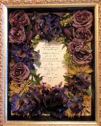Preservar las flores secas del ramo en un marco con la invitación de la boda
