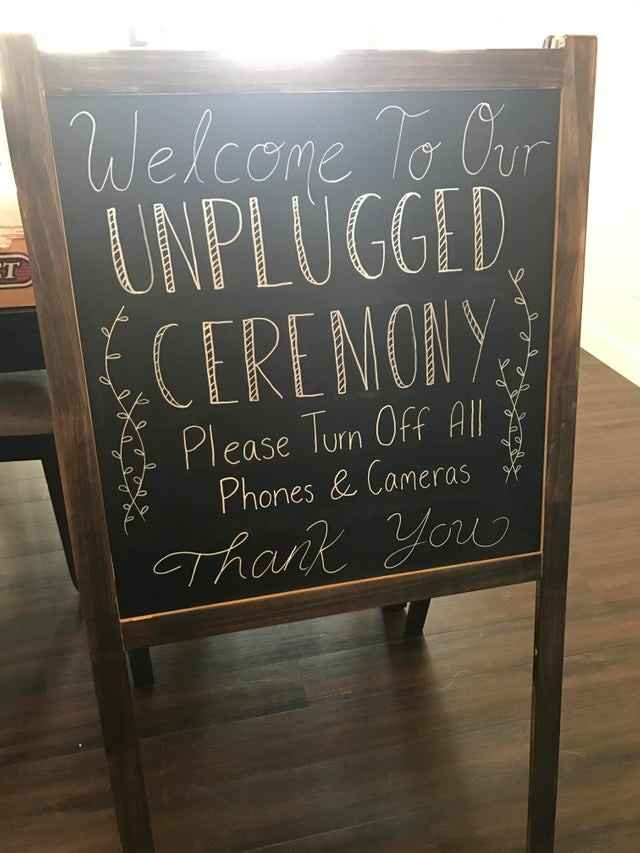 Bienvenidos a nuestra boda desconectada, favor de apagar sus cámaras y celulares, gracias.