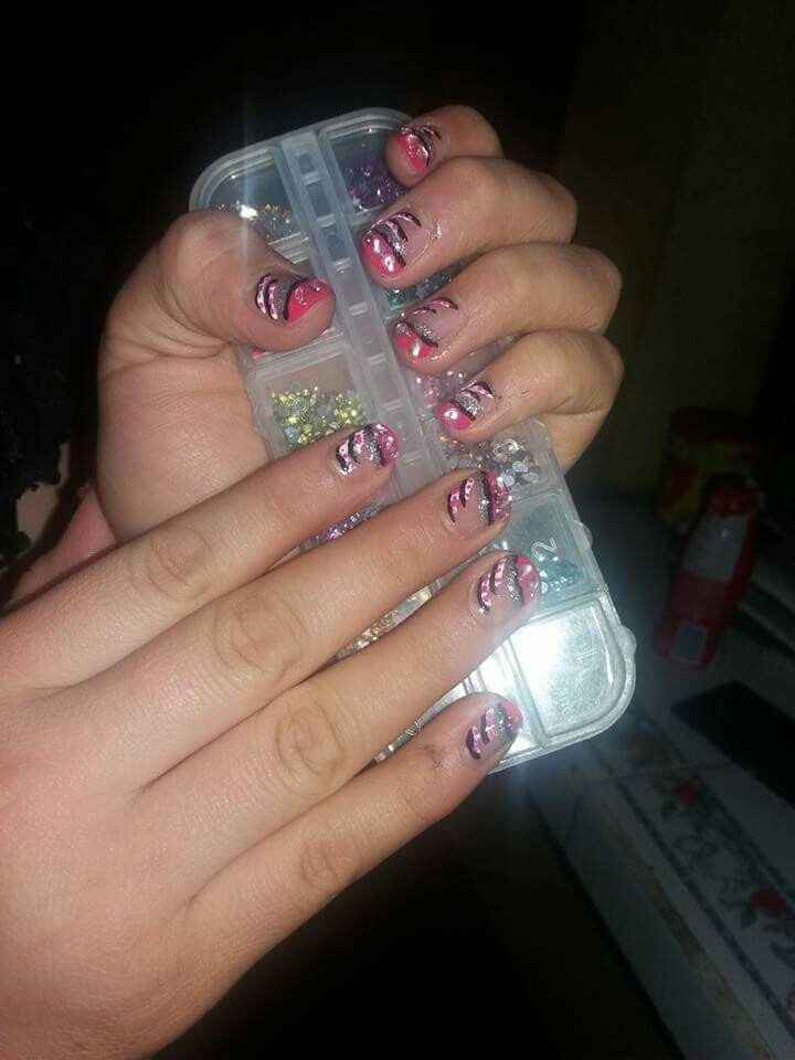 Mi novio me decora las uñas !! - 6