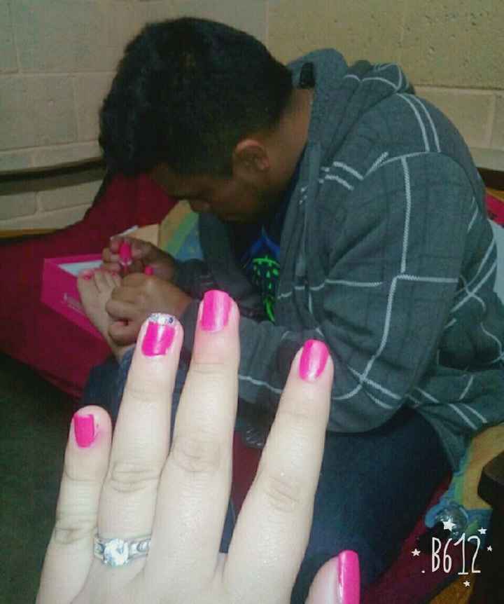 Mi novio me decora las uñas !! - 8